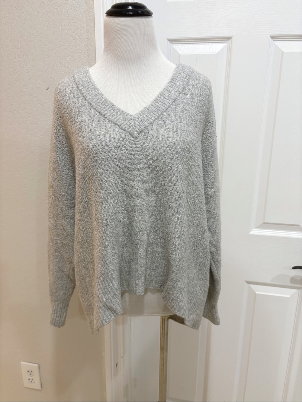Alice + Olivia Cozy V-Neck Wool Sweater Light Gray XS-S